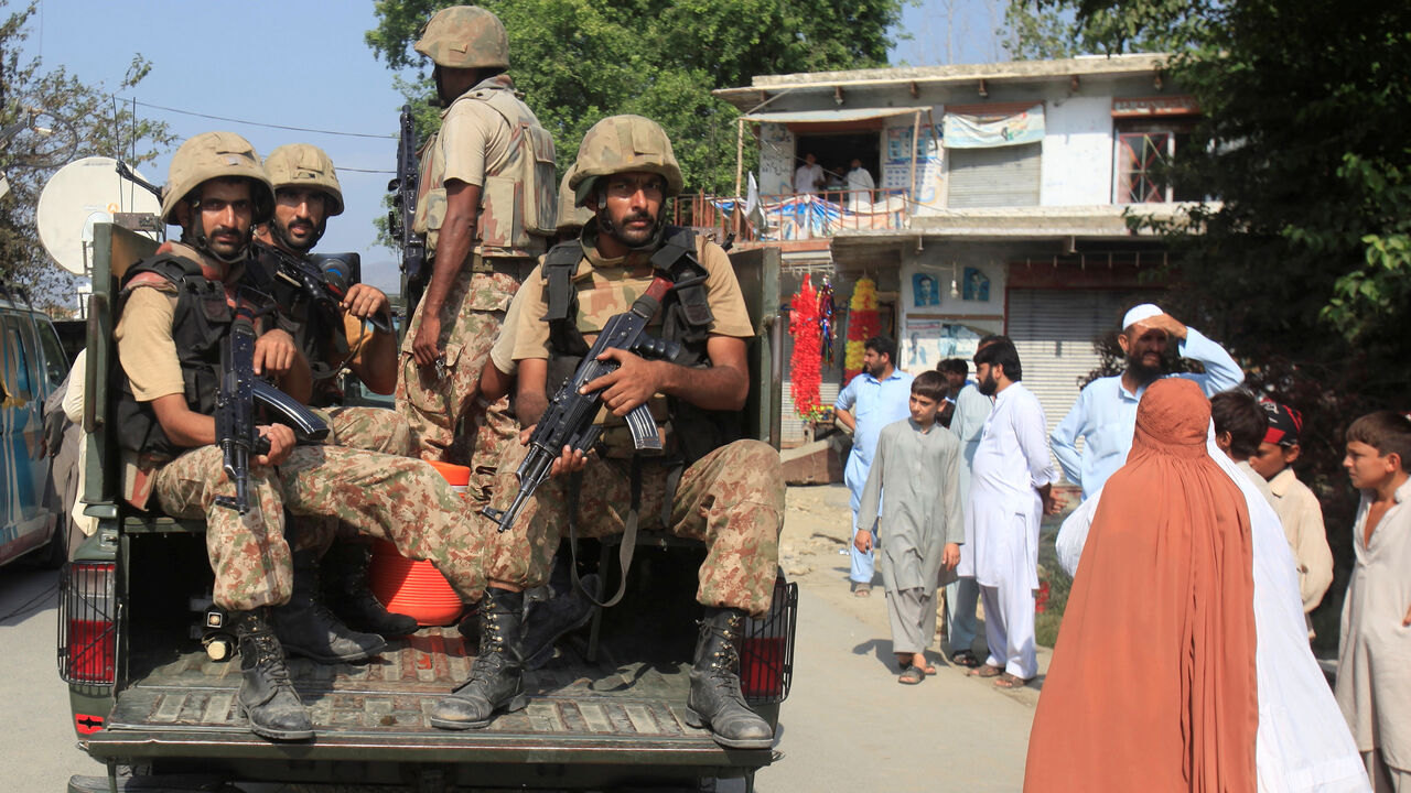 PAKISTAN-ATTACKS/ Army soldiers arrive at a street after suicide bombers attacked a Christian neighbourhood in Khyber Agency near Peshawar, Pakistan, September 2, 2016. REUTERS/Fayaz Aziz - S1AETYZAEYAB