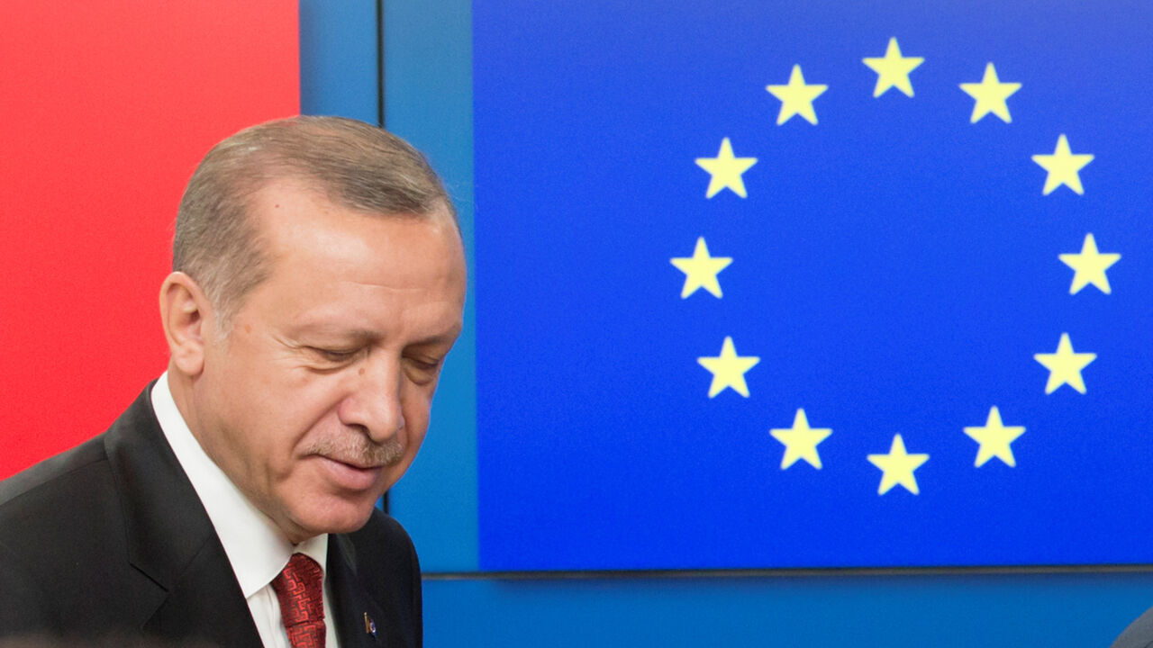 EU-TURKEY/ Turkish President Recep Tayyip Erdogan arrives to greet European Council President Donald Tusk (not pictured) before a meeting at the European Council in Brussels, Belgium, May 25, 2017. REUTERS/Olivier Hoslet/Pool - RC1429C1E940