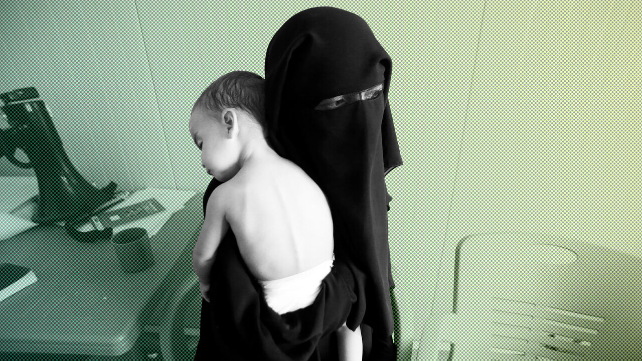 MIDEAST-CRISIS/IRAQ-FAMILIES A foreign wife of Islamic State militants holds her child at Hammam Al-Alil camp in south of Mosul, Iraq September 13, 2017. Picture taken September 13, 2017. REUTERS/Azad Lashkari - RC1F166AB320
