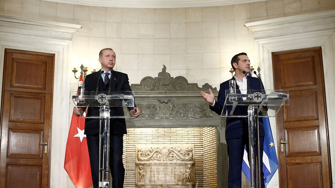 GREECE-TURKEY/ERDOGAN Greek Prime Minister Alexis Tsipras and Turkish President Tayyip Erdogan attend a press conference following their meeting at the Maximos Mansion in Athens, Greece December 7, 2017. REUTERS/Costas Baltas - RC14BE32B060
