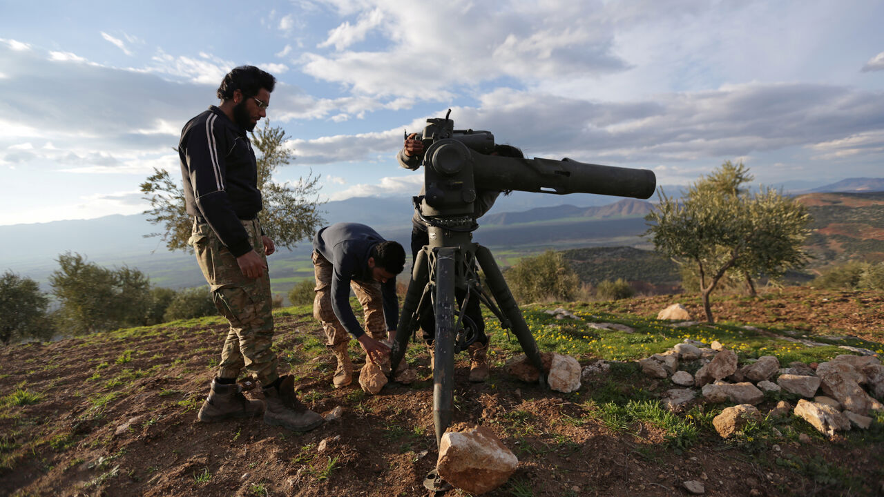 MIDEAST-CRISIS/SYRIA-TURKEY Turkish-backed Free Syrian Army fighters prepare a TOW anti-tank missile north of the city of Afrin, Syria February 18, 2018. REUTERS/Khalil Ashawi - RC1F6E636C20