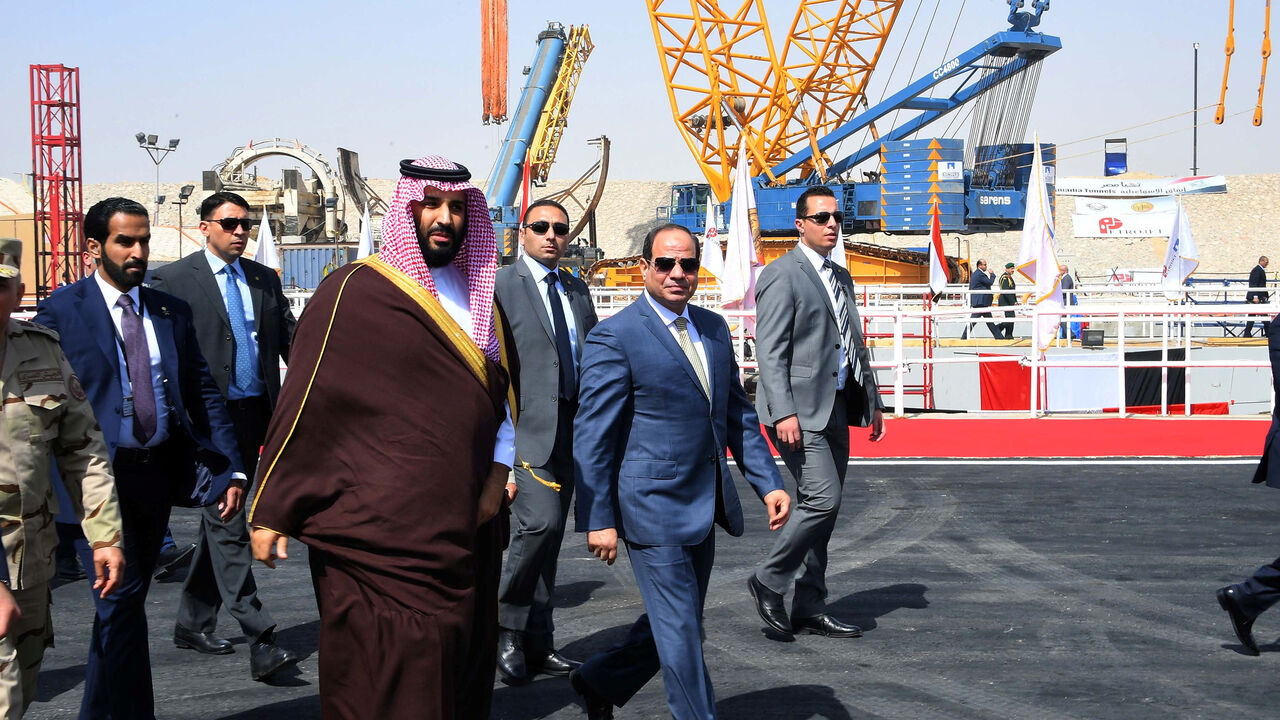 SAUDI-EGYPT/ Egyptian President Abdel Fattah al-Sisi and Saudi Crown Prince Mohammad Bin Salman visit the Suez Canal at the city of Ismailia, Egypt, March 5, 2018, in this handout picture courtesy of the Egyptian Presidency. The Egyptian Presidency/Handout via REUTERS ATTENTION EDITORS - THIS IMAGE WAS PROVIDED BY A THIRD PARTY - RC18F7347430