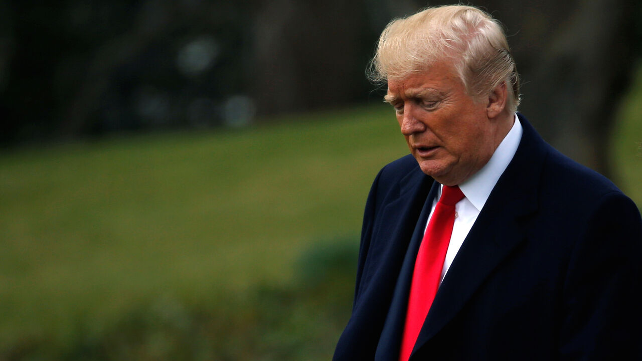 U.S. President Donald Trump walks to Marine One to board to depart for travel to New Hampshire from the South Lawn of the White House in Washington, U.S., March 19, 2018. REUTERS/Leah Millis - RC1FFE98D400