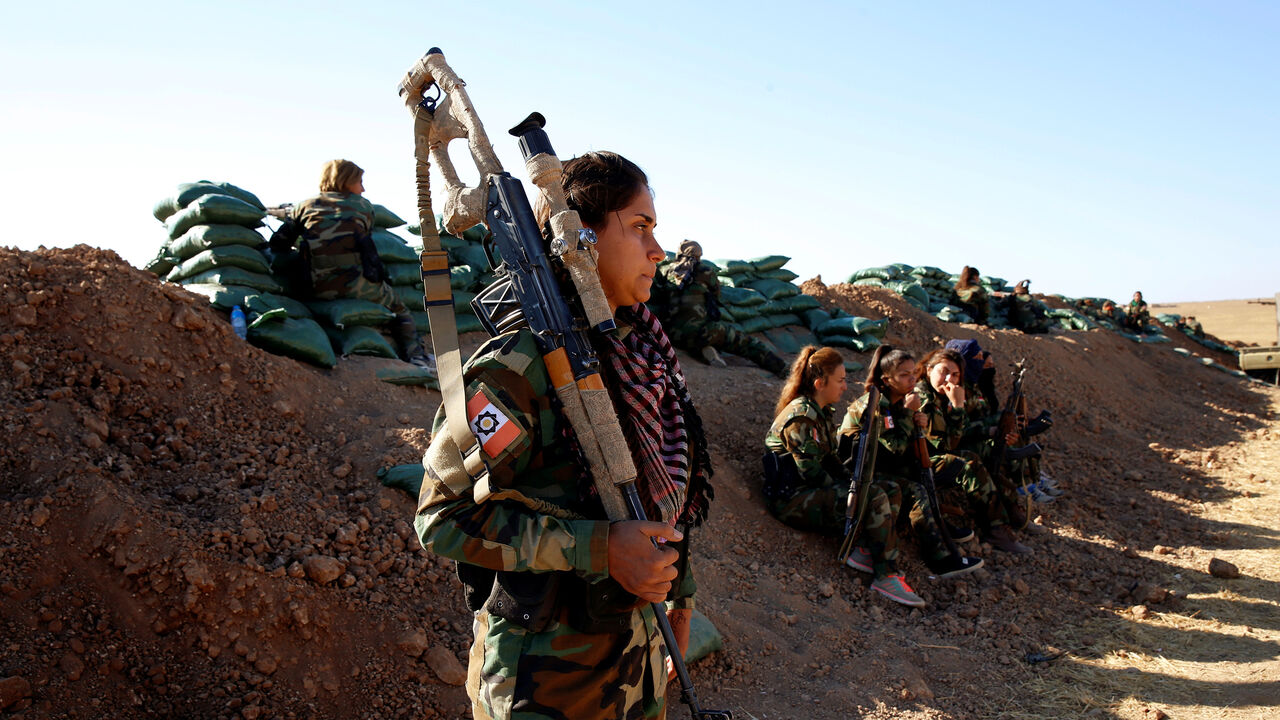 MIDEAST-CRISIS/MOSUL-WOMENFIGHTERS An Iranian-Kurdish female fighter stands behind a sand berm during a battle with Islamic State militants in Bashiqa, near Mosul, Iraq November 03, 2016. REUTERS/Ahmed Jadallah - S1BEUKSWXTAD