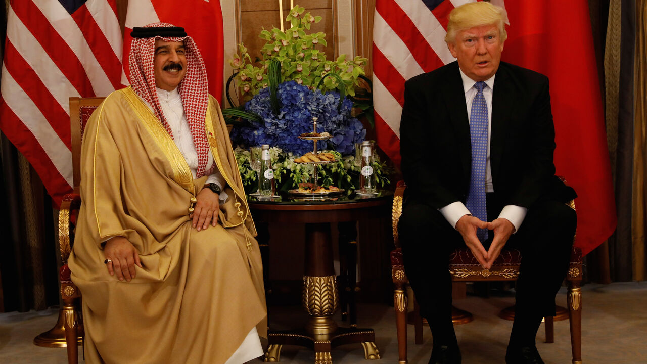 USA-TRUMP/SAUDI U.S. President Donald Trump meets with Bahrain's King Hamad bin Isa Al Khalifa in Riyadh, Saudi Arabia, May 21, 2017. REUTERS/Jonathan Ernst - RC13B91C4690