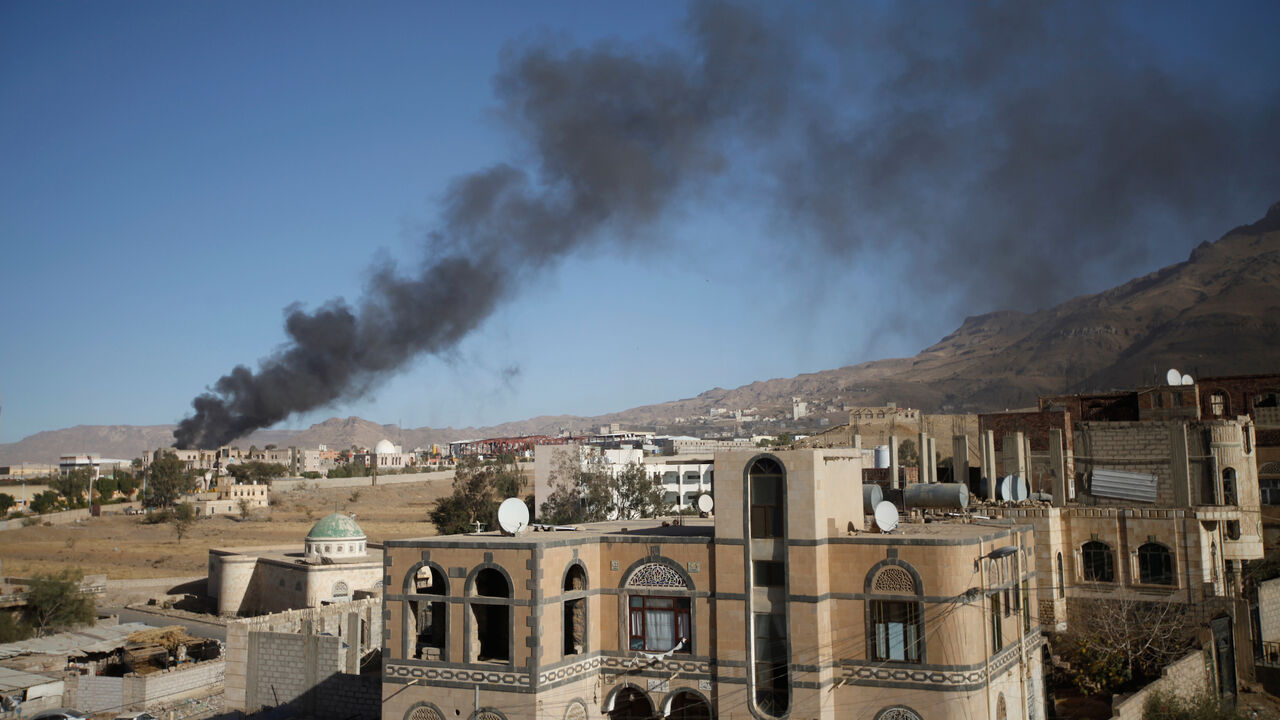 YEMEN-SECURITY/ Smoke rises after an airstrike on the military site in Sanaa, Yemen January 11, 2018. REUTERS/Mohamed al-Sayaghi - RC142F21CA80
