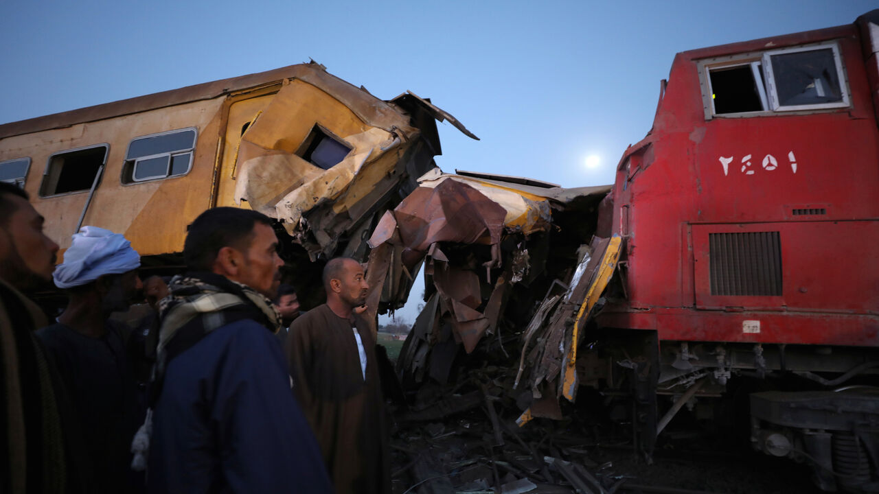 EGYPT-CRASH/ Rescue workers look at the wreckage after a train crash in Kom Hamada in the northern province of Beheira, Egypt, February 28, 2018. REUTERS/Mohamed Abd El Ghany - RC1E21EBBA90