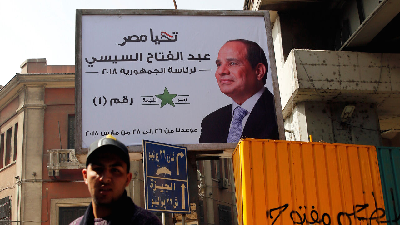 EGYPT-POLITICS/ People walk by a poster of Egypt's President Abdel Fattah al-Sisi for the upcoming presidential election, in Cairo, Egypt March 1, 2018. REUTERS/Amr Abdallah Dalsh - RC1803270830