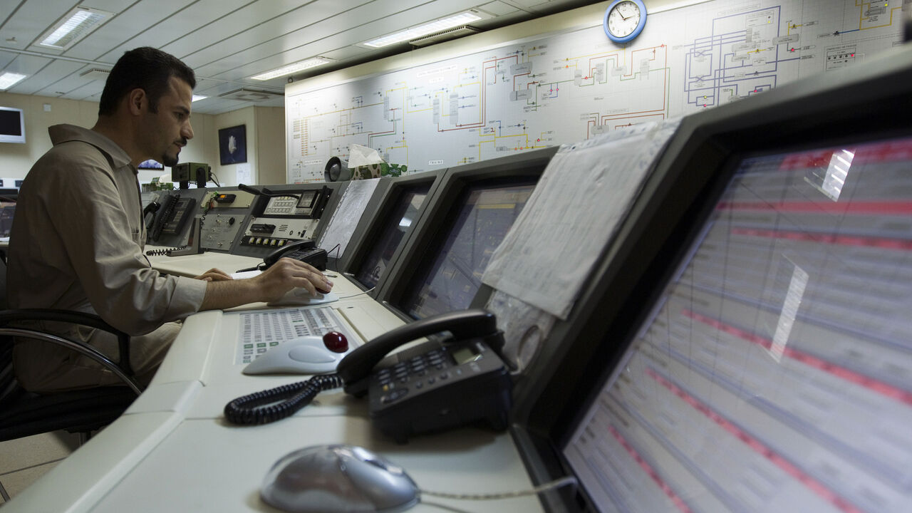 IRAN/ EDITORS' NOTE: Reuters and other foreign media are subject to Iranian restrictions on their ability to film or take pictures in Tehran.
Workers manage the control room on the SPQ1 gas platform on the southern edge of Iran's South Pars gas field in the Persian Gulf off Assalouyeh, 1,000 km (621 miles) south of Tehran, January 26, 2011. Picture taken January 26, 2011. REUTERS/Caren Firouz (IRAN)
- Tags: POLITICS ENERGY) - GM1E71S058V01