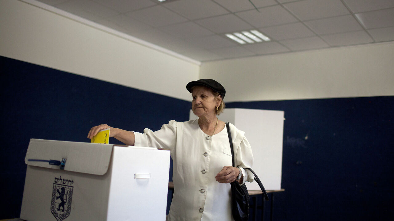 76985977 JERUSALEM, ISRAEL - OCTOBER 22: (ISRAEL OUT) An Israeli woman casts her vote for the municipality elections at a polling station on October 22, 2013 in Jerusalem, Israel. Elections for 191 local authorities are being held today, including in Jerusalem where the Haredi-backed Moshe Leon will challenge incumbent Mayor Nir Barkat in the mostly highly-anticipated race. (Photo by Lior Mizrahi/Getty Images)