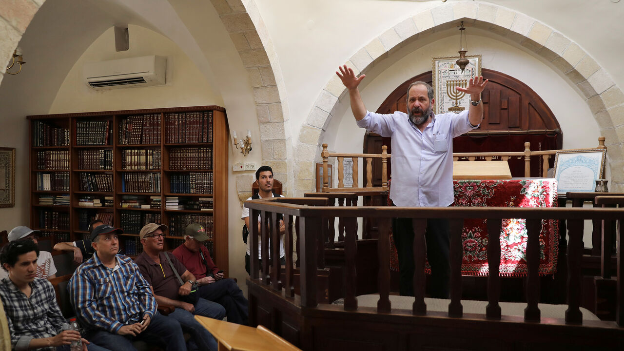 ISRAEL-PALESTINIANS/IDEOLOGY Spokesperson of the Jewish settlement located inside Hebron, Noam Arnon, gestures as he speaks to visitors on a tour held by far-right group "Im Tirzu" in a synagogue in the West Bank city of Hebron May 8, 2017. Picture taken May 8, 2017. REUTERS/Ronen Zvulun - RC1AAFA888F0