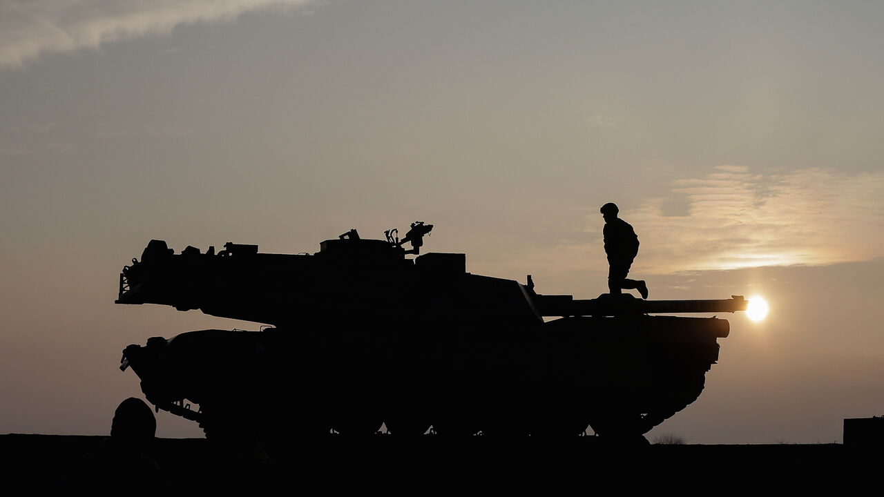 ROMANIA-ARMY/U-S US soldiers prepare a M1 Abrams tank to offload from a train at the Mihail Kogalniceanu Air Base, Romania, February 14, 2017. Inquam Photos/Octav Ganea/via REUTERS ATTENTION EDITORS - THIS IMAGE WAS PROVIDED BY A THIRD PARTY. EDITORIAL USE ONLY. ROMANIA OUT. NO COMMERCIAL OR EDITORIAL SALES IN ROMANIA - RC1DF190B4D0
