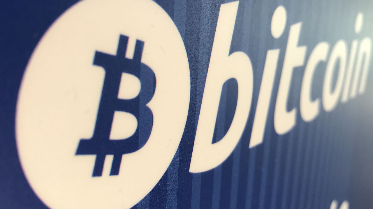 USA-BITCOIN/ A Bitcoin logo is seen on a cryptocurrency ATM in Santa Monica, California, U.S., January 4, 2018. REUTERS/Lucy Nicholson - RC1757DEA310