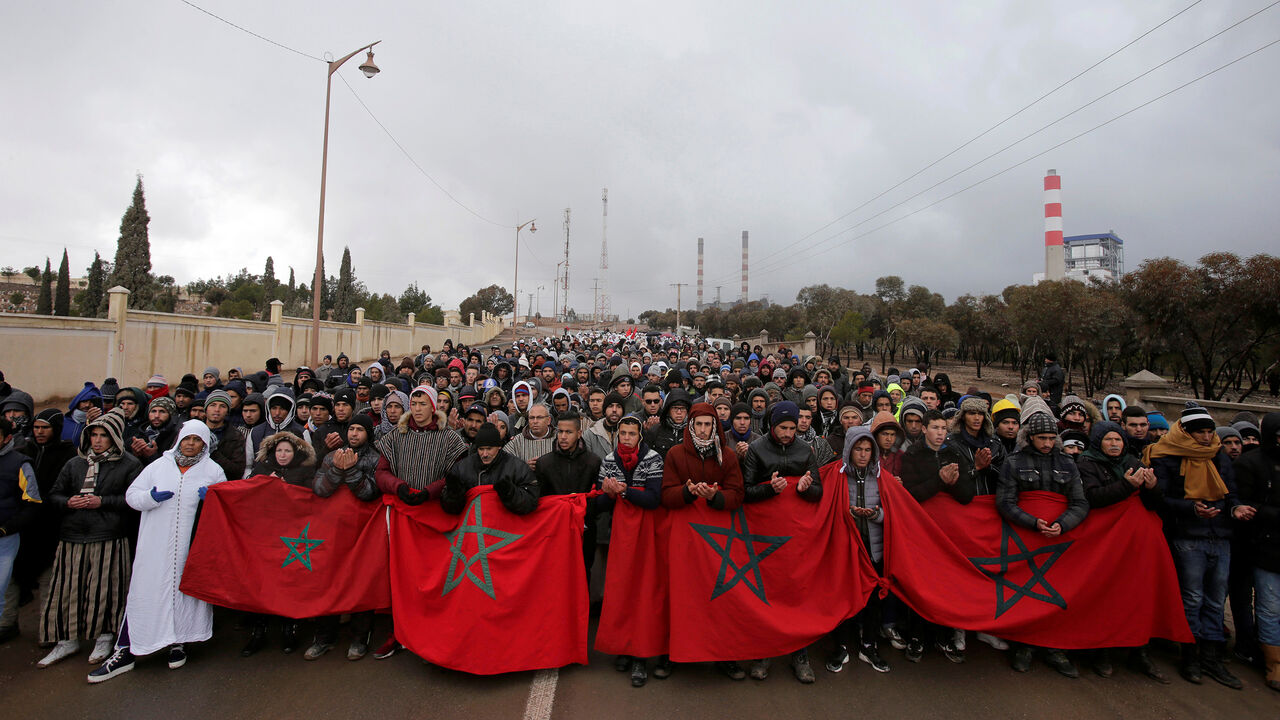 MOROCCO-PROTESTS/ People march and shout slogans during a protest against the lack of jobs and poverty in Jerada, Morocco February 10, 2018. REUTERS/Youssef Boudlal - RC13615CF410