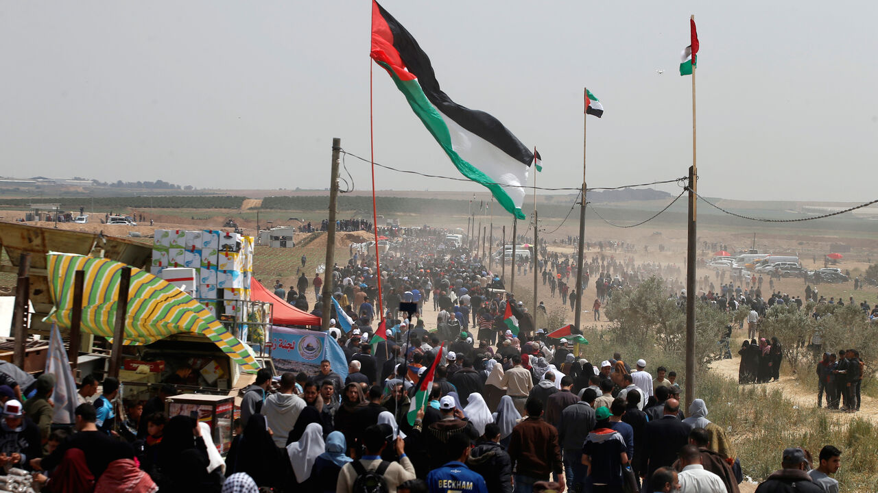 Palestinians take part in a protest demanding the right to return to their homeland, at the Israel-Gaza border, east of Gaza City, April 13, 2018. REUTERS/Mohammed Salem - RC15BBF98CF0