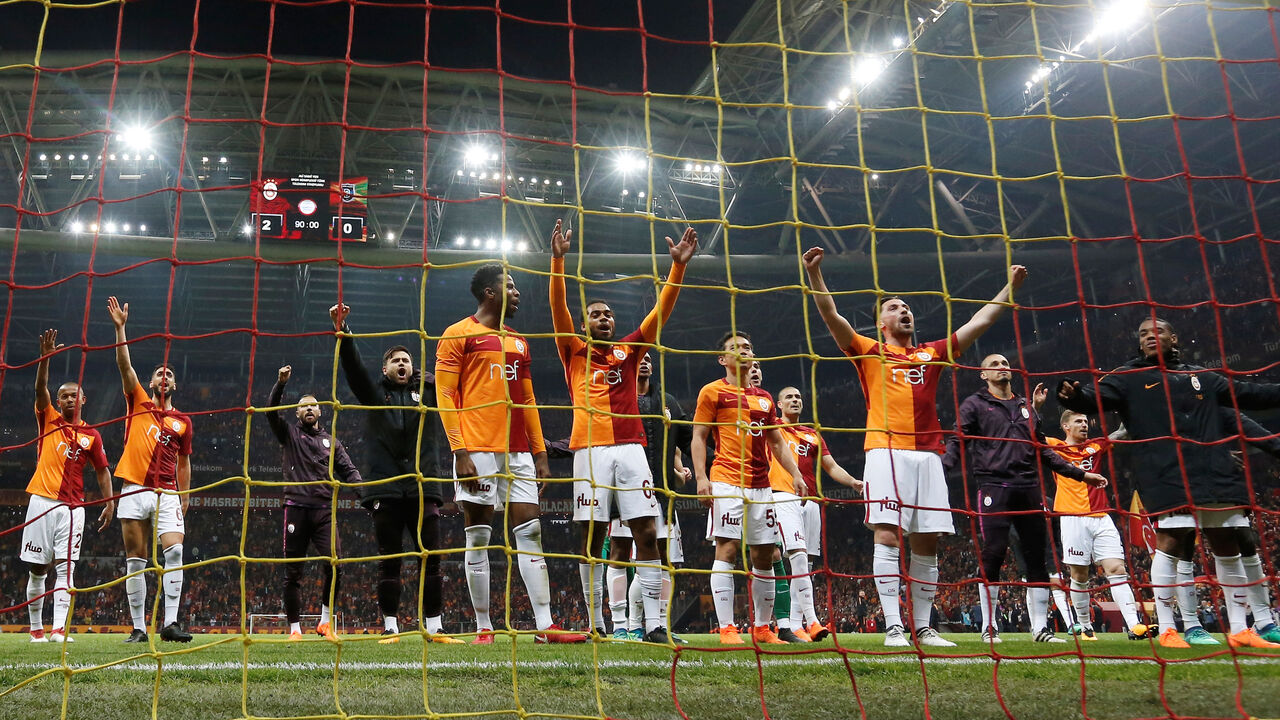 SOCCER-TURKEY-GAL-IBA/ Soccer Football - Turkish Super League - Galatasaray vs Basaksehir - Turk Telekom Arena, Istanbul, Turkey - April 15, 2018 General view of Galatasaray players celebrating in front of the fans at the end of the match REUTERS/Murad Sezer - RC1598DDF3E0
