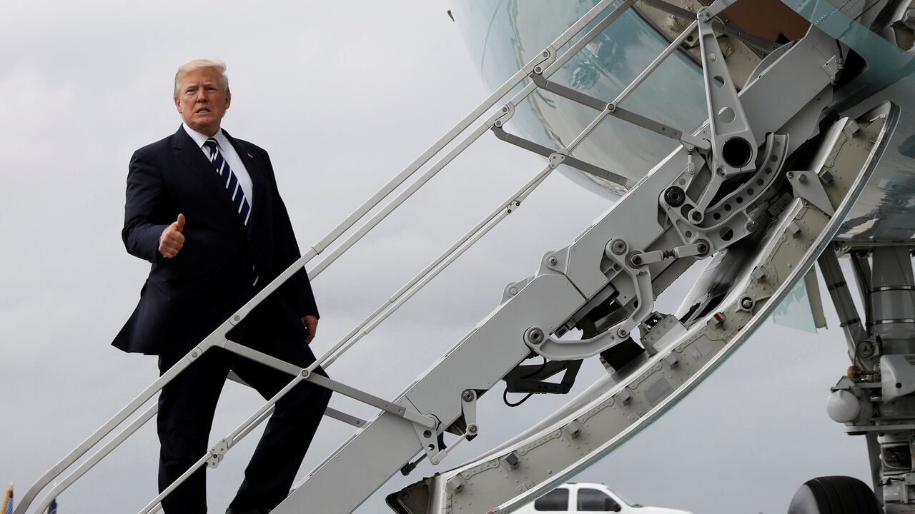 USA-TRUMP/ U.S. President Donald Trump gives a thumbs up as he boards Air Force One upon departure from West Palm Beach, Florida, U.S., on his way back to Washington April 22, 2018. REUTERS/Kevin Lamarque - RC112A919C40