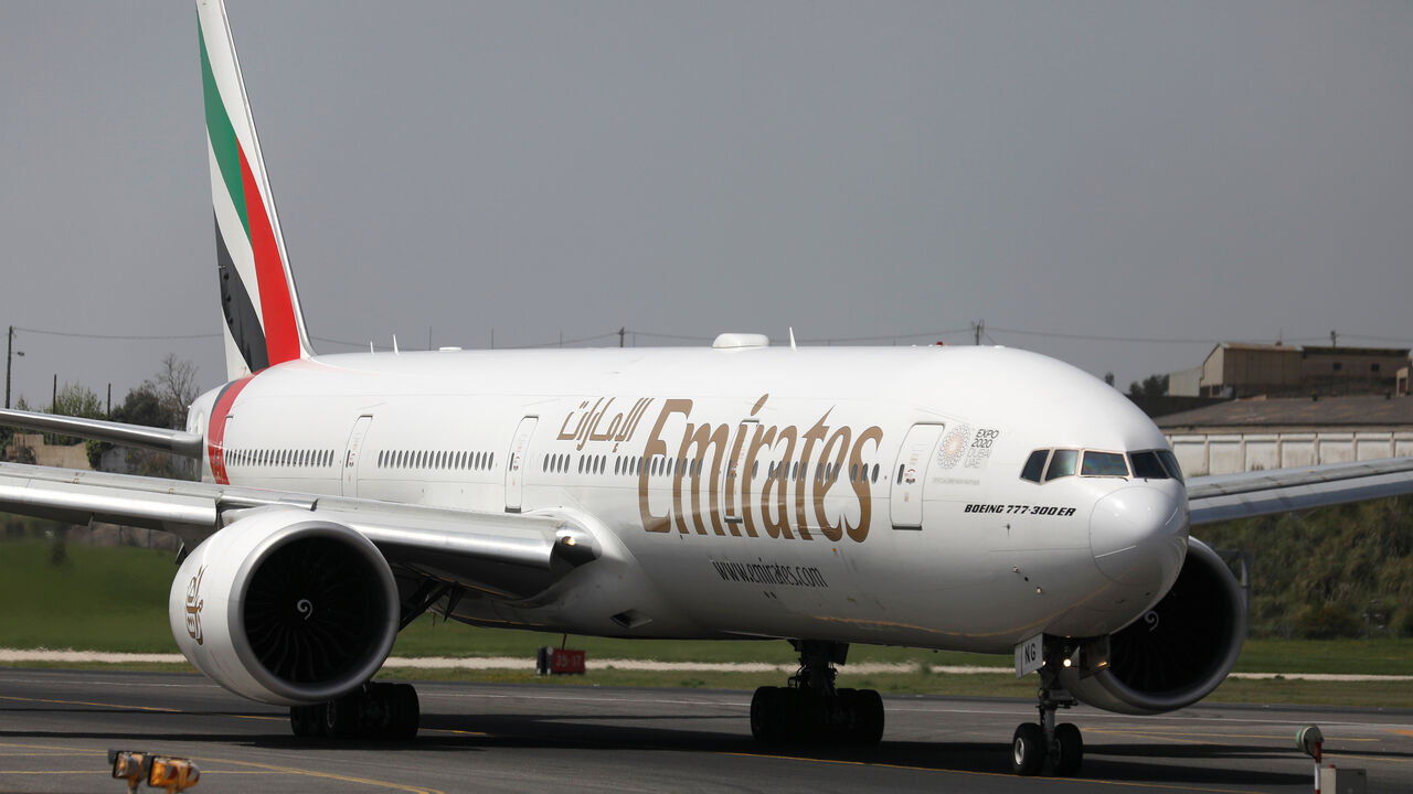 PORTUGAL-INFRASTRUCTURE/ An Emirates Airlines Boeing 777-300ER plane prepares to take off at Lisbon's airport, Portugal April 24, 2018. REUTERS/Rafael Marchante - RC1391D95F70