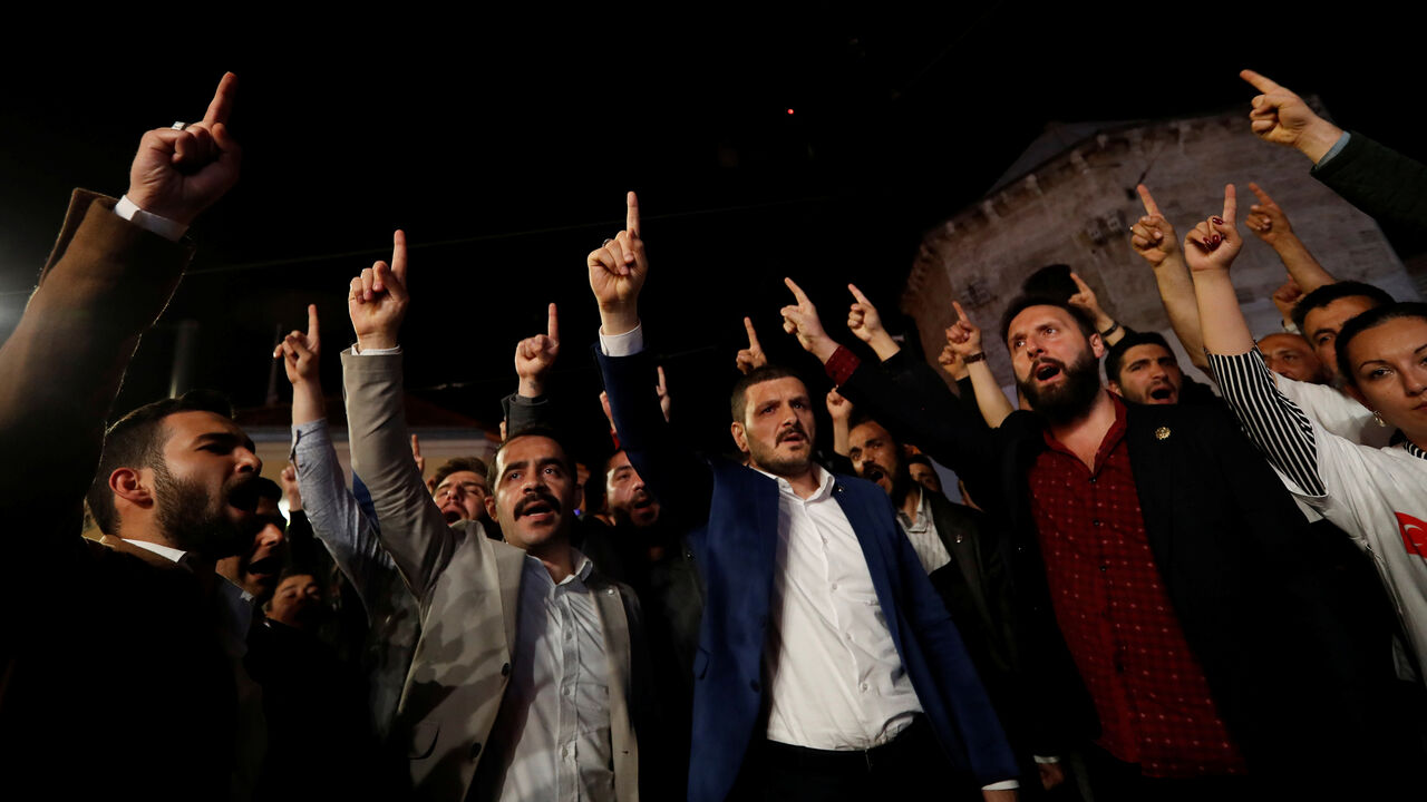 TURKEY-FRANCE/ Pro-Islamist demonstrators shout slogans during a protest against France near the French Consulate in Istanbul, Turkey May 9, 2018. REUTERS/Murad Sezer - RC1C4A9966F0