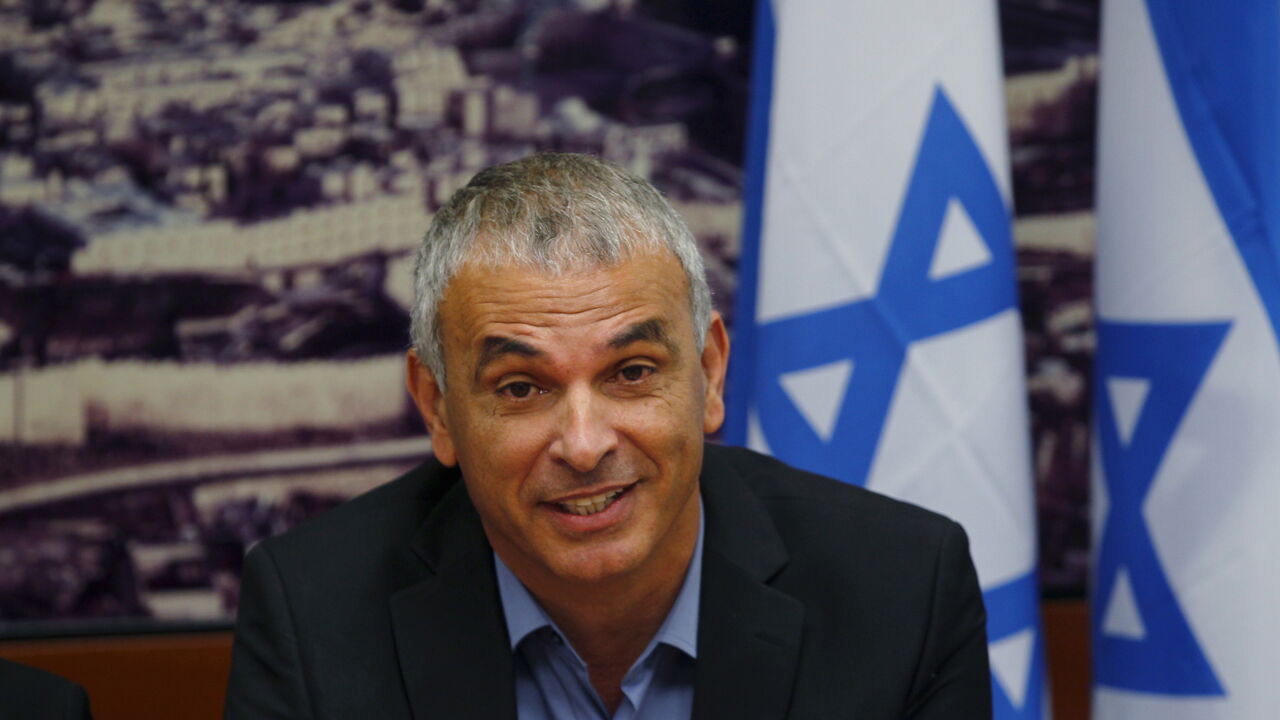 ECONOMY-ISRAEL/FINMIN Moshe Kahlon, Israel's new Finance Minister, attends a meeting at the Finance Ministry in Jerusalem May 18, 2015. Boosting competition in Israel's banking system and the economy as a whole as well as bringing down property prices will be priorities for the country's new finance minister, he said on Monday. REUTERS/Ronen Zvulun - GF10000099277