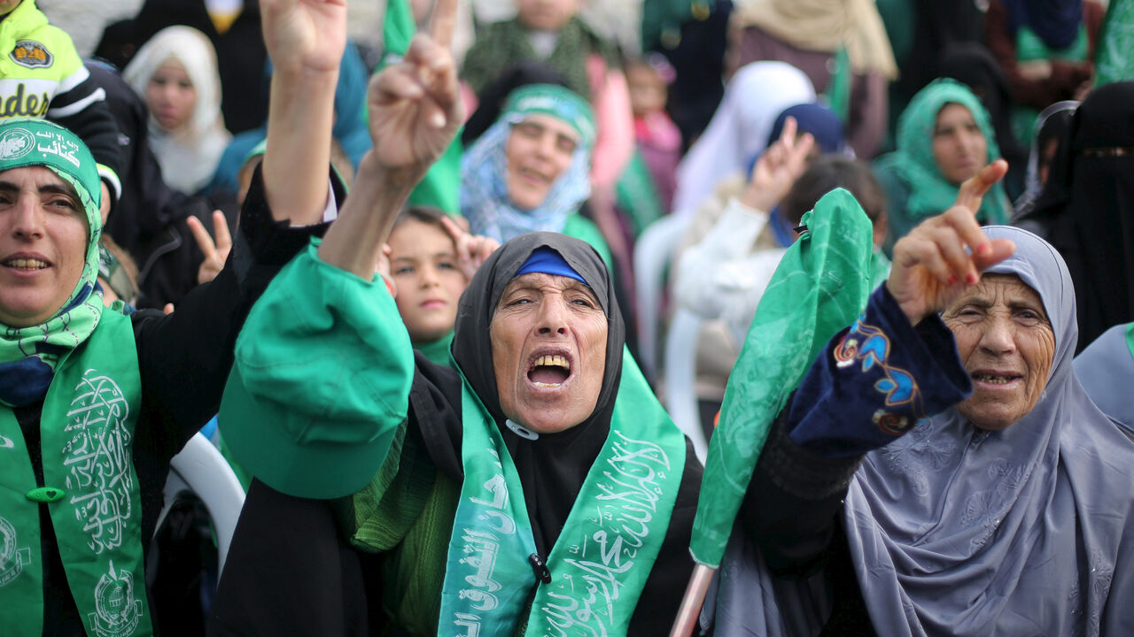 ISRAEL-PALESTINIANS/ Palestinian women take part in a rally ahead of the 28th anniversary of Hamas' founding, in Khan Younis in the southern Gaza Strip December 11, 2015. The Islamist group Hamas will celebrate its 28th anniversary of founding on December 14. REUTERS/Ibraheem Abu Mustafa - GF10000262464