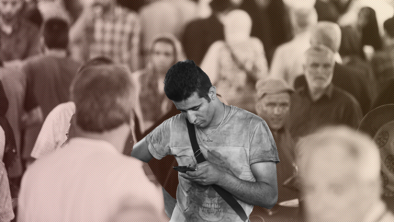 IRAN-ELECTION/ A man uses his smartphone to follow the presidential election results, at the Grand Bazaar in central Tehran, Iran, May 20, 2017. TIMA via REUTERS ATTENTION EDITORS - THIS IMAGE WAS PROVIDED BY A THIRD PARTY. FOR EDITORIAL USE ONLY. - RC1FE18841B0