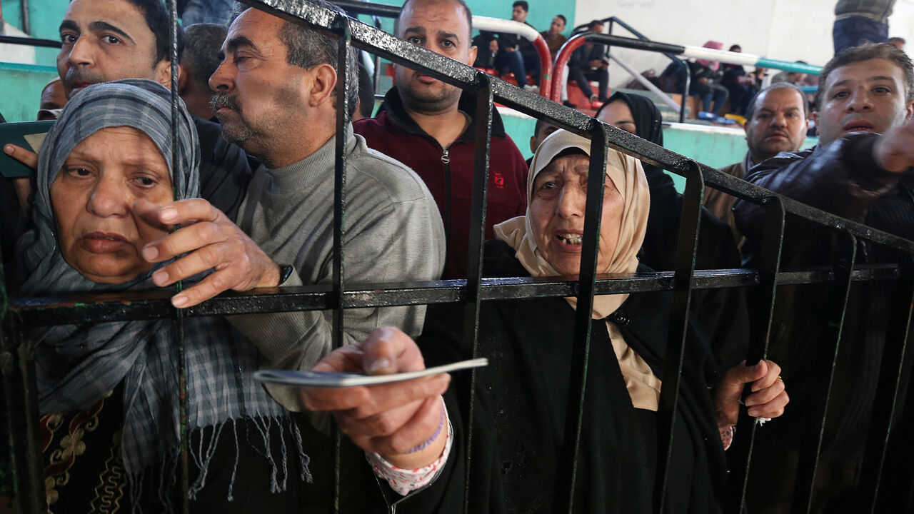 ISRAEL-PALESTINIANS/EGYPT People wait to travel into Egypt, after the Rafah border crossing was opened for three days for humanitarian cases, in the southern Gaza Strip April 13, 2018. REUTERS/Ibraheem Abu Mustafa - RC13FB0C8DD0