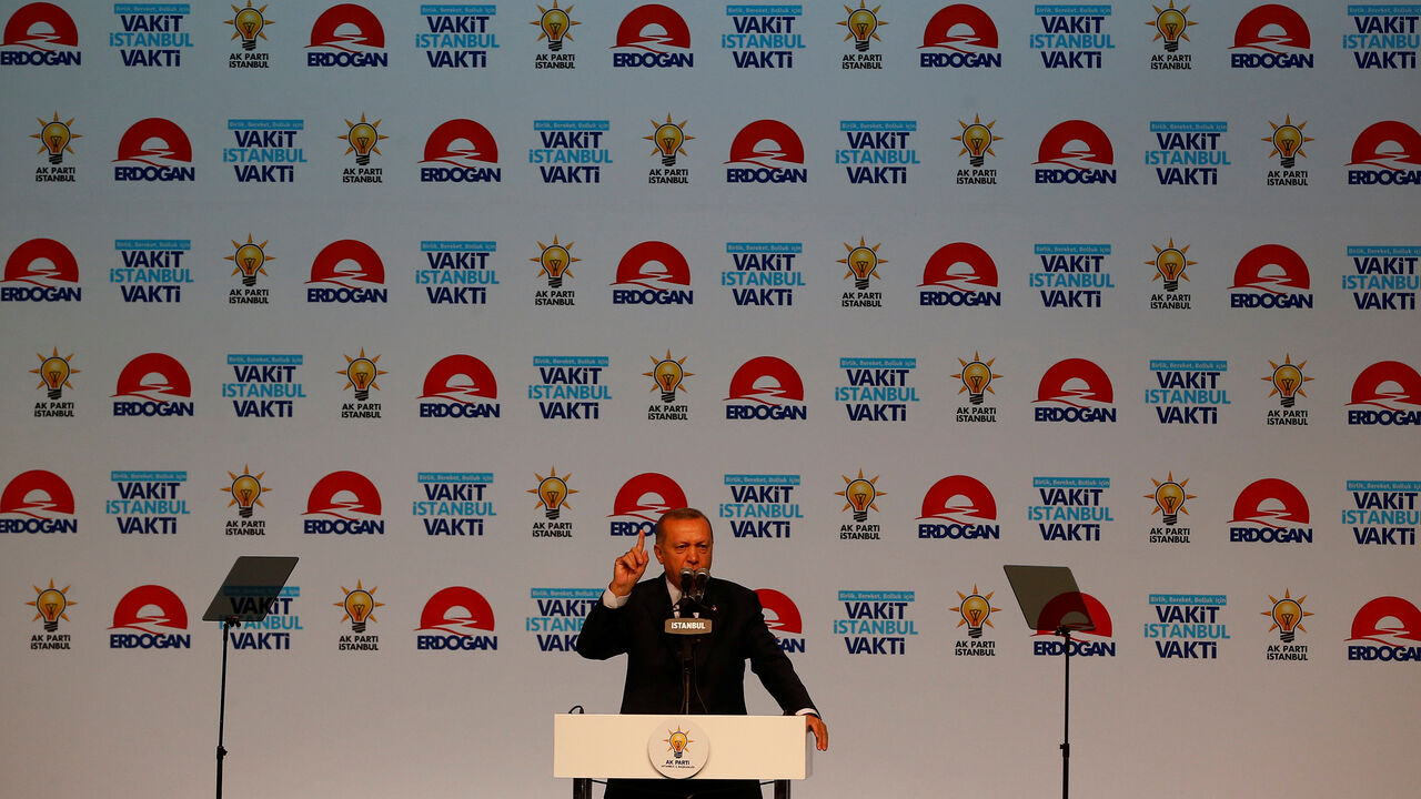 TURKEY-ELECTION/ Turkish President Tayyip Erdogan delivers a speech at a meeting to present his ruling AK Party's lawmaker candidates for the city of Istanbul, Turkey, May 29, 2018. REUTERS/Osman Orsal - RC190C9DC840