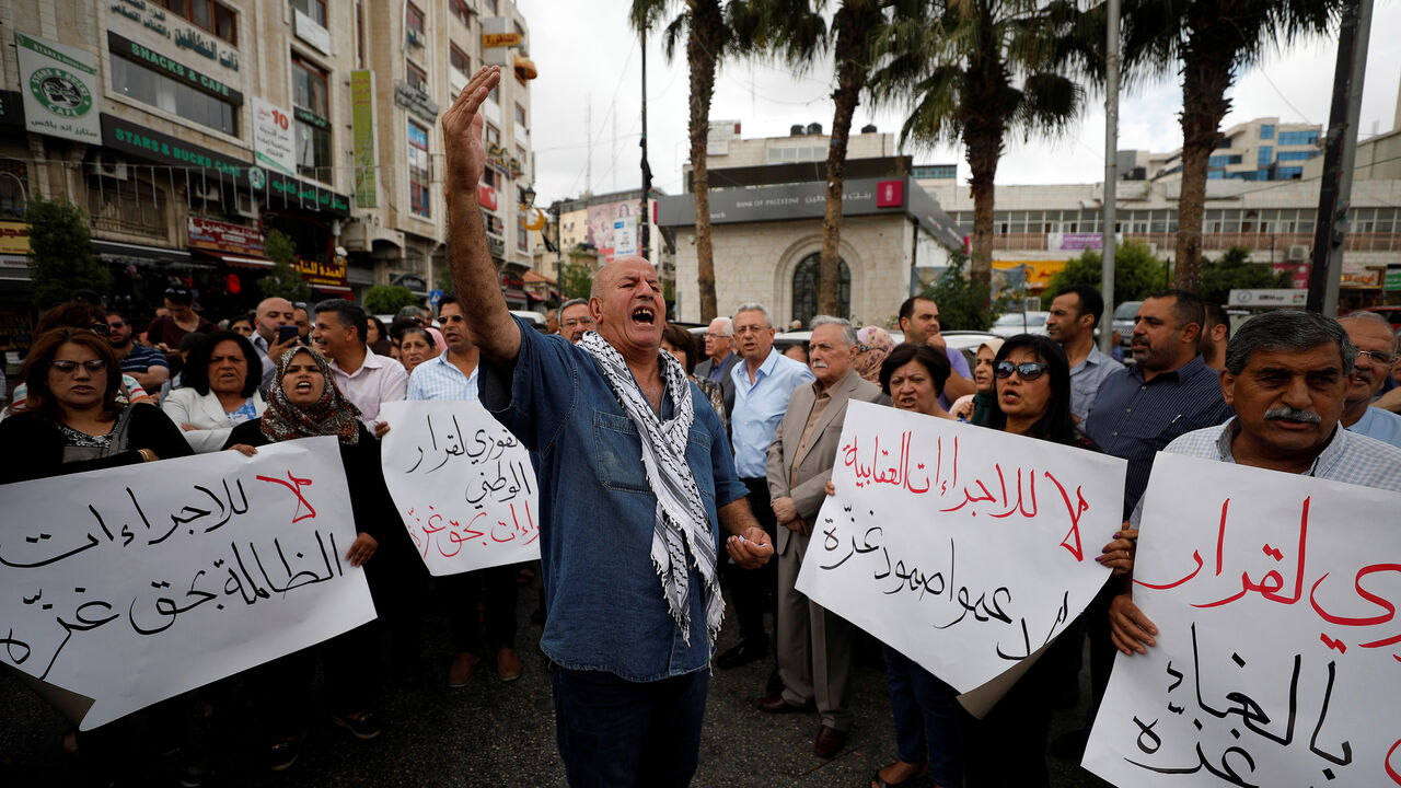 ISRAEL-PALESTINIANS/ Palestinians take part in a protest demanding to lift the sanctions on Gaza Strip, in Ramallah, in the occupied West Bank, June 12, 2018. REUTERS/Mohamad Torokman - RC139DAA7FC0
