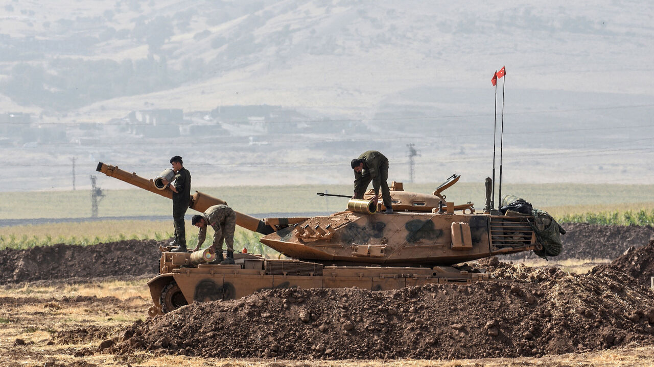 AFP_SU3GY Turkish soldiers conduct military exercises near the Habur crossing gate between Turkey and Iraq on September 27, 2017 in the Silopi district, southeast Turkey.
Iraqi soldiers on September 26 took part in a Turkish military drill close to the Iraqi border on Tuesday, an AFP photographer said, a day after Iraq's Kurdish region held a vote on independence. / AFP PHOTO / ILYAS AKENGIN (Photo credit should read ILYAS AKENGIN/AFP/Getty Images)