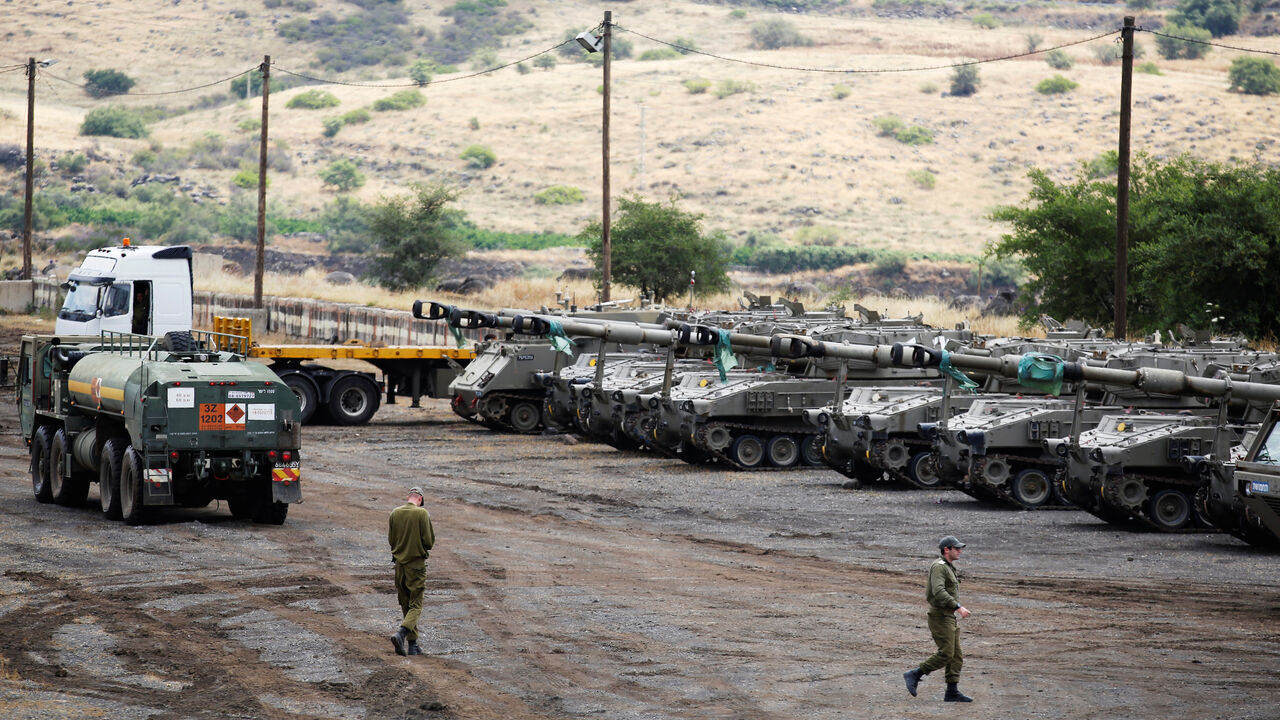 IRAN-NUCLEAR/ISRAEL Israeli soldiers walk near mobile artillery units in the Israeli-occupied Golan Heights, Israel May 9, 2018. REUTERS/Amir Cohen - RC1F39D55B70