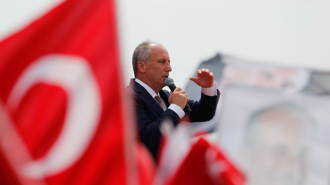TURKEY-ELECTION/ Muharrem Ince, presidential candidate of Turkey's main opposition Republican People's Party (CHP), addresses his supporters during an election rally in Istanbul, Turkey June 23, 2018. REUTERS/Osman Orsal - RC1C225D63F0