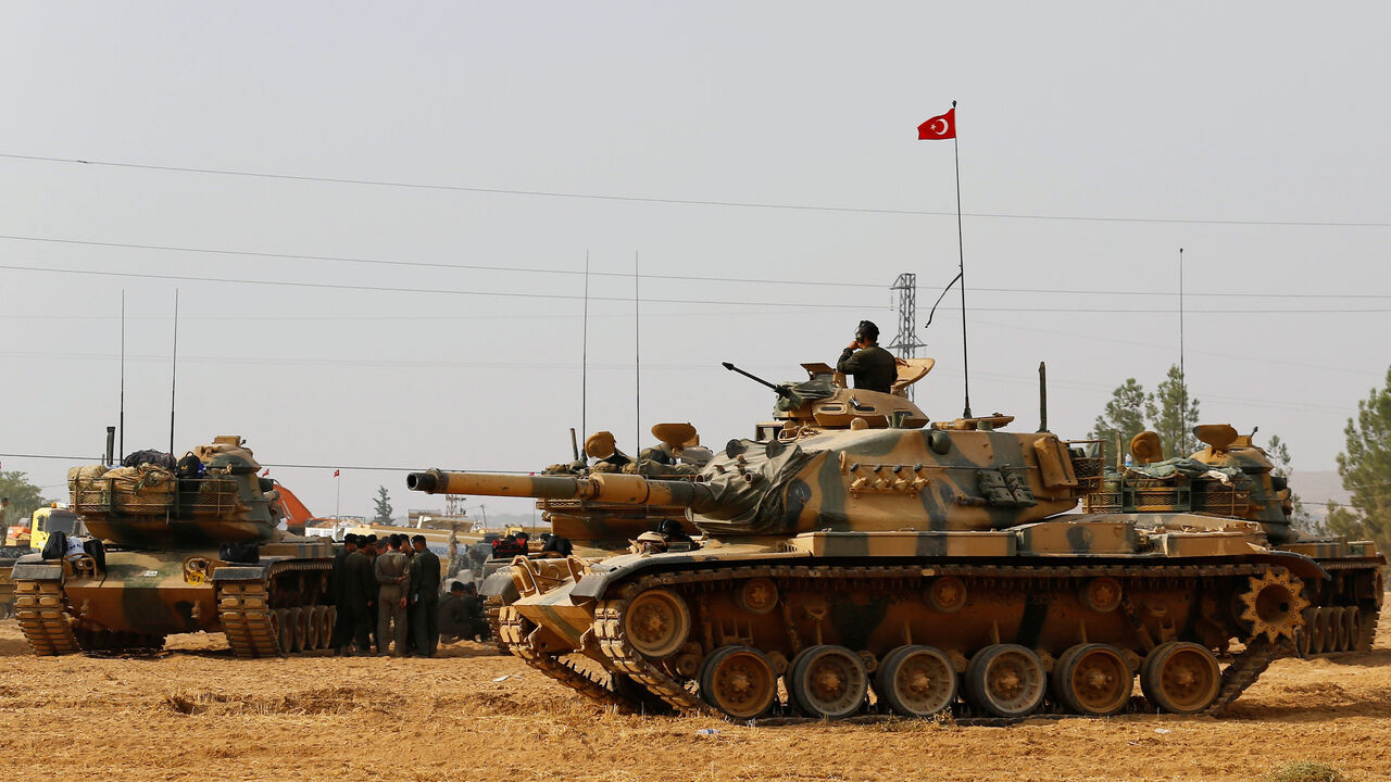 MIDEAST-CRISIS/IRAQ-TURKEY Turkish army tanks and military personal are stationed in Karkamis on the Turkish-Syrian border in the southeastern Gaziantep province, Turkey, August 25, 2016. REUTERS/Umit Bektas/File Photo - S1BEUGNIHMAA