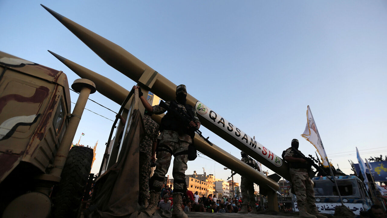 Palestinian members of al-Qassam Brigades, the armed wing of the Hamas movement, display home-made rockets during an anti-Israel military parade, in Rafah in the southern Gaza Strip August 21, 2016.  REUTERS/Ibraheem Abu Mustafa  - S1BETWTEIAAA