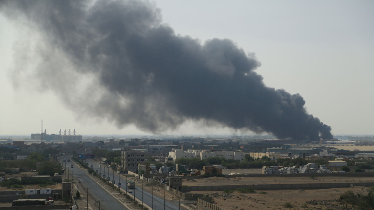 YEMEN-SECURITY/ Smoke rises from a warehouse of the World Food Programme as fire engulfs it in Hodeida, Yemen March 31, 2018. REUTERS/Abduljabbar Zeyad - RC1F6A979000