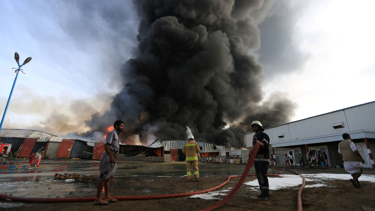 YEMEN-SECURITY/ Firefighters try to extinguish a fire engulfing warehouse of the World Food Programme in Hodeida, Yemen March 31, 2018. REUTERS/Abduljabbar Zeyad - RC141A5A1C40
