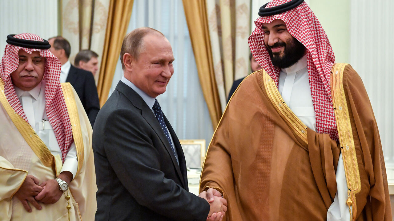 RUSSIA-SAUDIARABIA/PUTIN-PRINCE Russian President Vladimir Putin shakes hands with Saudi Crown Prince Mohammed bin Salman during their meeting at the Kremlin in Moscow, Russia June 14, 2018. Yuri Kadobnov/Pool via REUTERS - RC1F6D500190