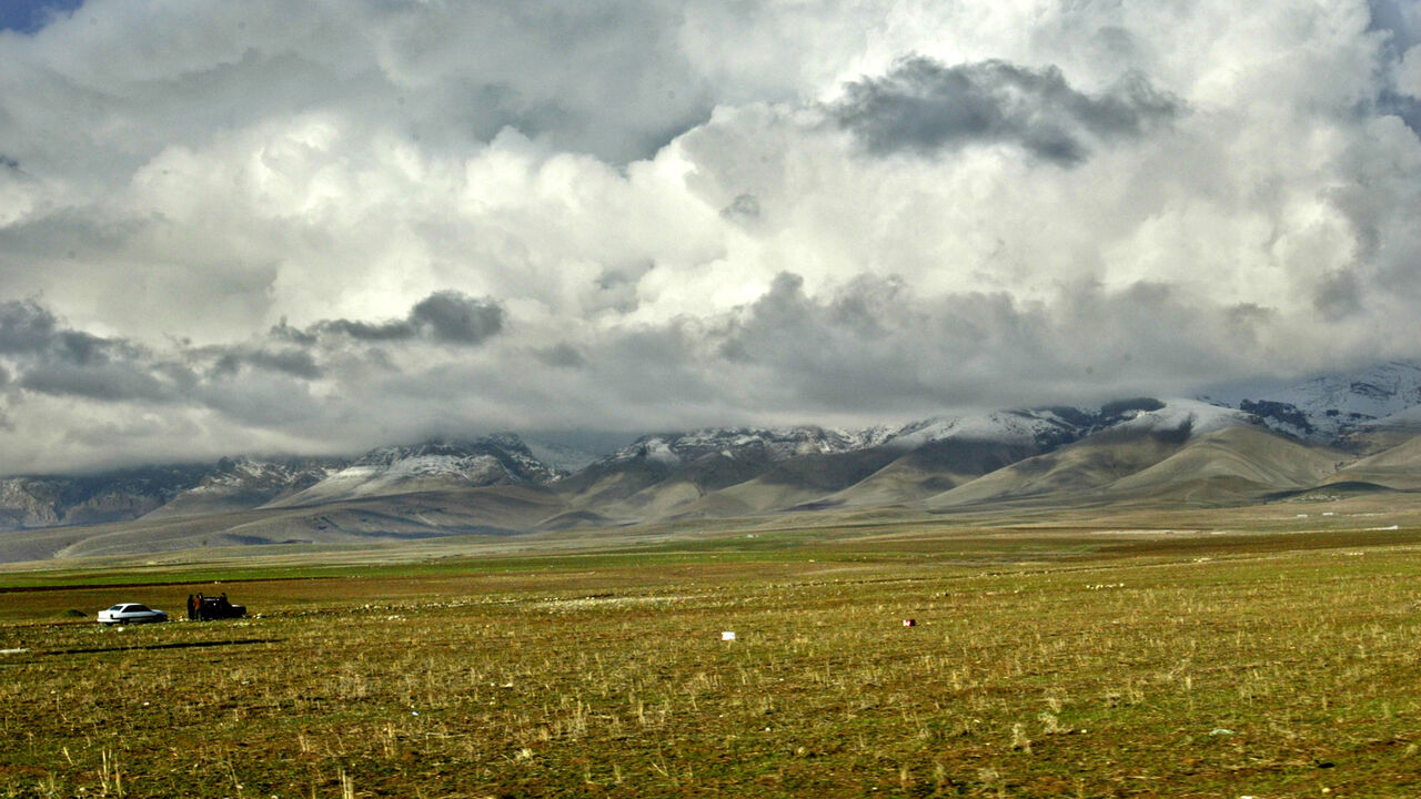 IRAQ KURDISTAN A general view of the mountains next to the town of Suleimaniya, some 330 km north of Iraqi capital Baghdad, January 31, 2004. North of the bombs and the chaos, the Kurdish city of Suleimaniya is worlds apart from the Iraq that dominates the headlines. Shops with bright neon signs and sharp window displays line wide, clean streets; traffic lights flash red and green; women walk unveiled through the city. At night the trees are hung with colored light bulbs, the restaurants full of diners. TO GO WITH STORY I