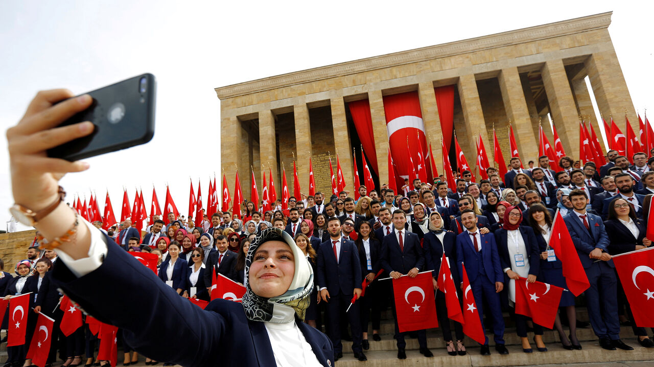 TURKEY-ANNIVERSARY/ Students pose for a selfie at Anitkabir, the mausoleum of modern Turkey's founder Mustafa Kemal Ataturk, during a Youth and Sports Day celebration in Ankara, Turkey May 19, 2018. REUTERS/Murad Sezer TPX IMAGES OF THE DAY - RC1A167FE350