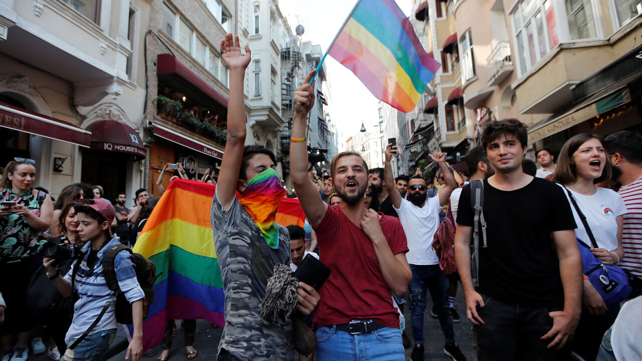 TURKEY-LGBT/ Members of LGBT community take part in a Gay Pride parade in central Istanbul, Turkey, July 1, 2018. REUTERS/Osman Orsal - RC1A989D9800