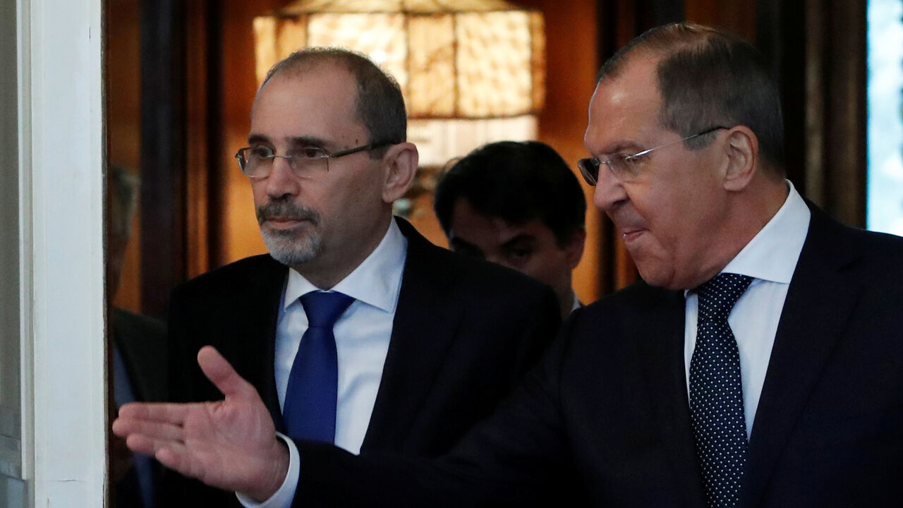 MIDEAST-CRISIS/SYRIA-RUSSIA-JORDAN Russian Foreign Minister Sergei Lavrov and Jordanian Foreign Minister Ayman Safadi enter a hall during a meeting in Moscow, Russia July 4, 2018. REUTERS/Sergei Karpukhin - RC15A57E71B0