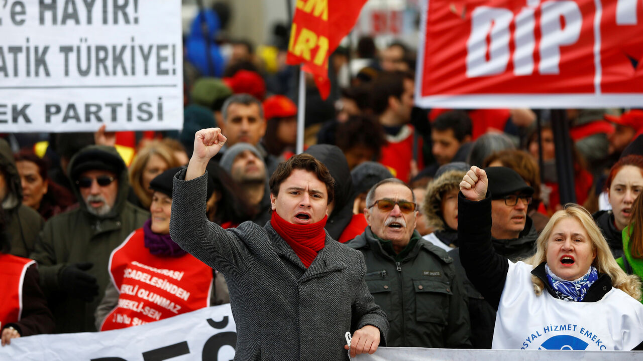 TURKEY-SECURITY/EMERGENCY Demonstrators shout slogans during a protest against the government's plan to extend the state of emergency imposed after the 2016 coup attempt for another three months, in Istanbul, Turkey, January 14, 2018. REUTERS/Osman Orsal - RC199D207F30