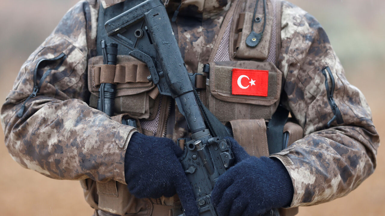 MIDEAST-CRISIS/SYRIA-TURKEY A member of Turkish police special forces stands guard in Azaz, Syria January 24, 2018. REUTERS/Osman Orsal - RC1CA41F7370