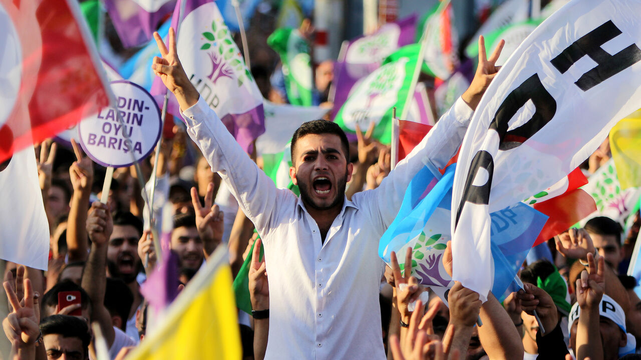 TURKEY-ELECTION/KURDS Supporters of Turkey's main pro-Kurdish Peoples' Democratic Party (HDP) attend a rally in Diyarbakir, Turkey June 20, 2018. REUTERS/Sertac Kayar - RC150C0CC790
