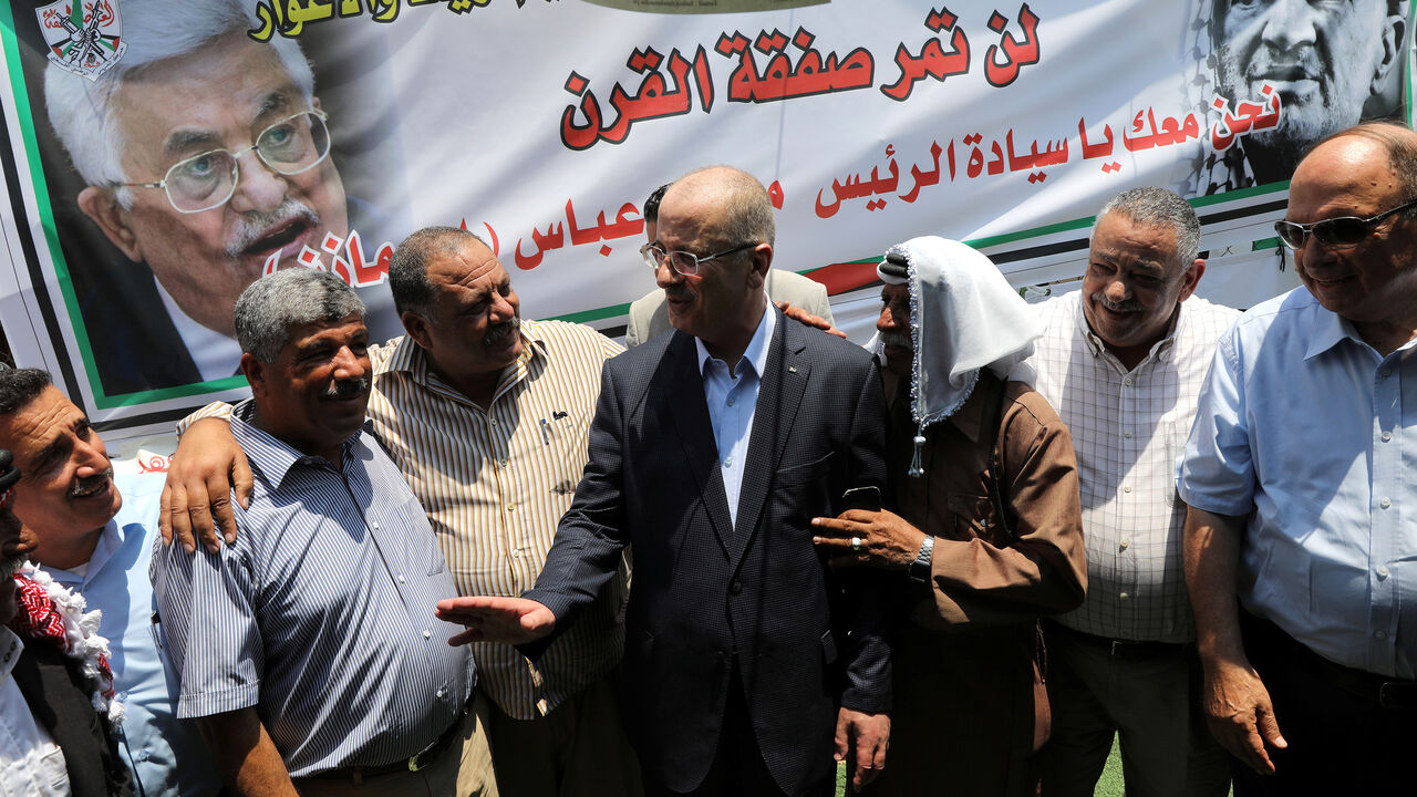ISRAEL-PALESTINIANS/BEDOUIN Palestinian Prime Minister Rami Hamdallah visits the Bedouin village of Khan al-Ahmar that Israel plans to demolish, in the occupied West Bank July 14, 2018. REUTERS/Ammar Awad - RC1304327AE0