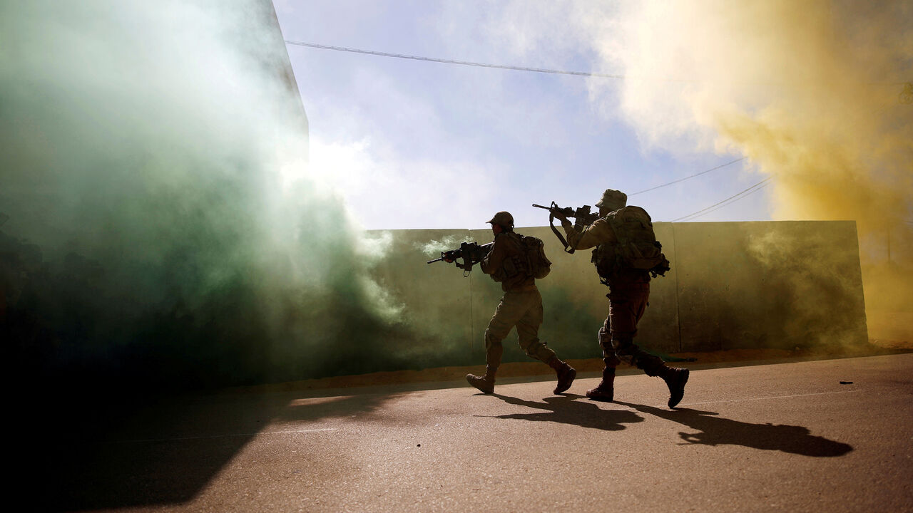 ISRAEL-USA/MILITARY U.S. Marine and an Israeli soldier practice urban combat during Juniper Cobra, a U.S.-Israeli joint air defence exercise, in Zeelim, southern Israel, March 12, 2018. Picture taken March 12, 2018. REUTERS/Amir Cohen TPX IMAGES OF THE DAY - RC1B52D889D0