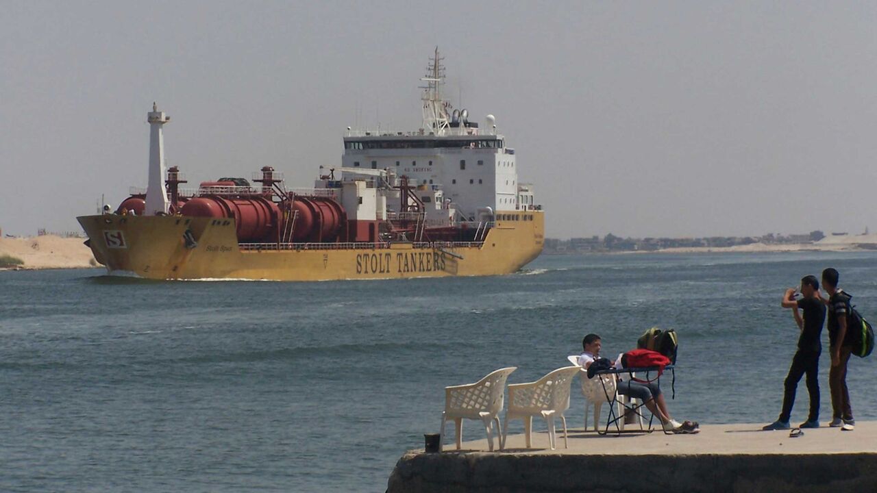 EGYPT-SUEZ/SHIPPING RTX10MSO.jpg