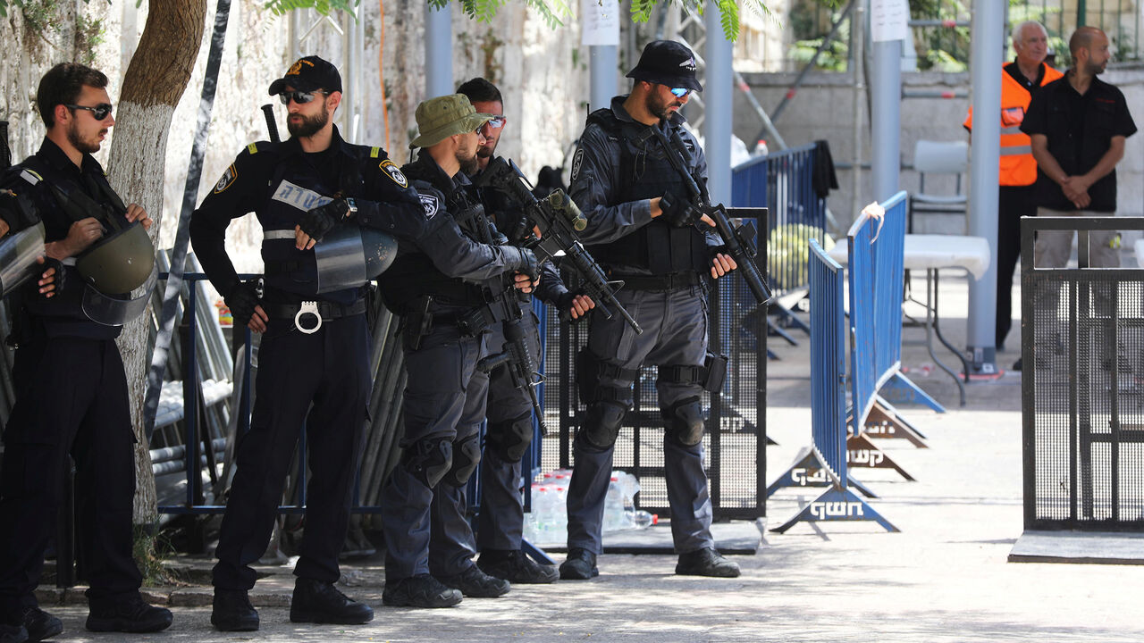 ISRAEL-PALESTINIANS/ Israeli police officers stand guard next to recently installed metal detectors at an entrance to the compound known to Muslims as Noble Sanctuary and to Jews as Temple Mount in Jerusalem's Old City July 23, 2017. REUTERS/Ammar Awad - RC1705A49A70