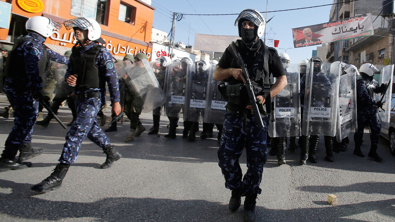 PALESTINIANS-PROTEST/ Members of Palestinian security forces stand guard during a protest organised by Hizb-ut Tahrir in Hebron, in the occupied West Bank, April 14, 2018. REUTERS/Mussa Qawasma - RC1C754DC650