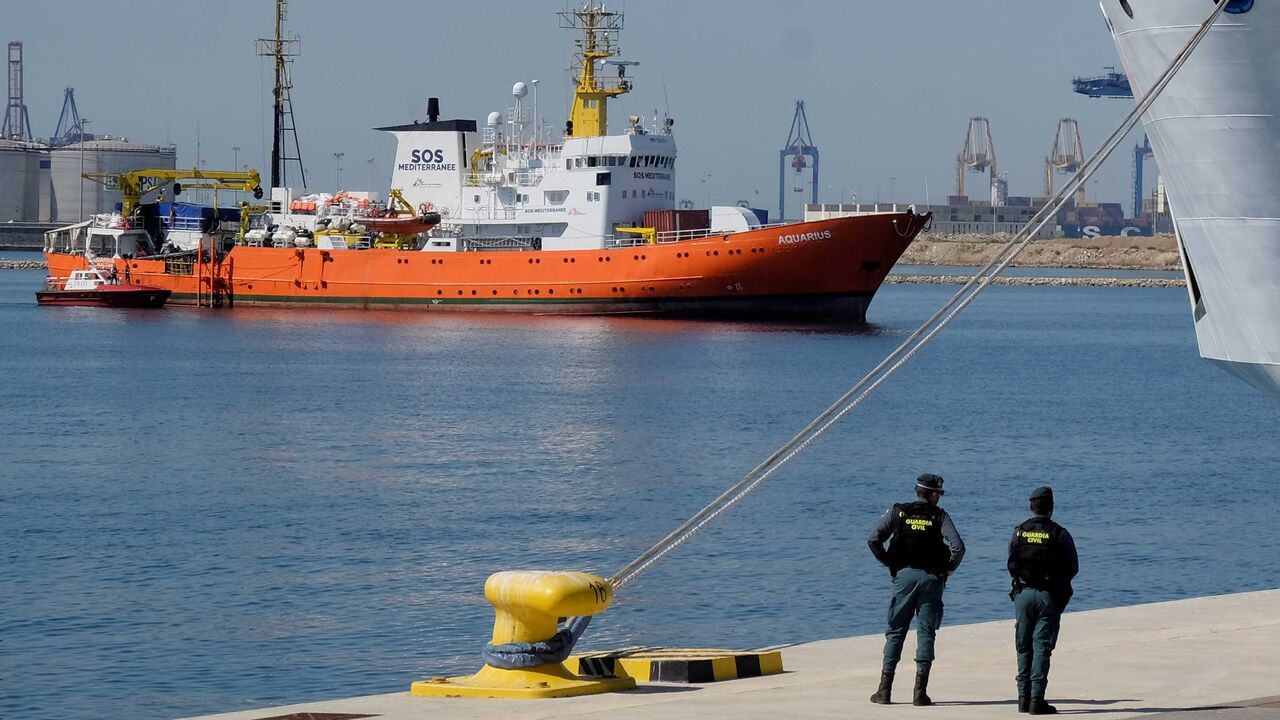 EUROPE-MIGRANTS/ITALY-SPAIN RTX69J10.jpg
